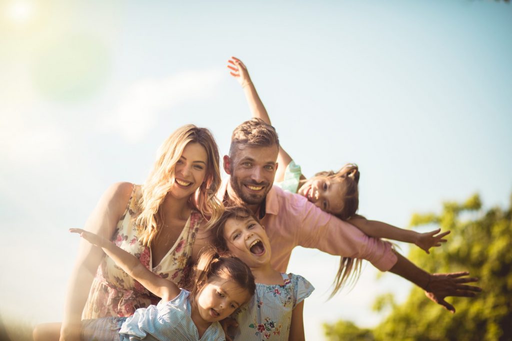 Familie in Frühjahrsbekleidung