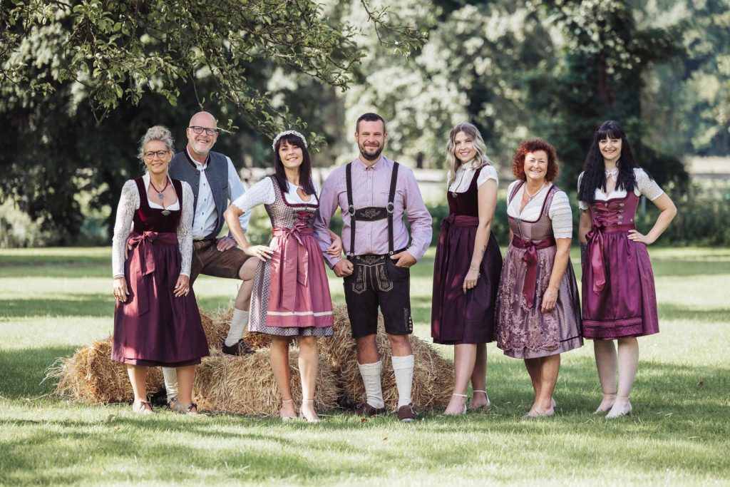 Schicke Trachtenkleidung von Dirndl bis hin zur Lederhose