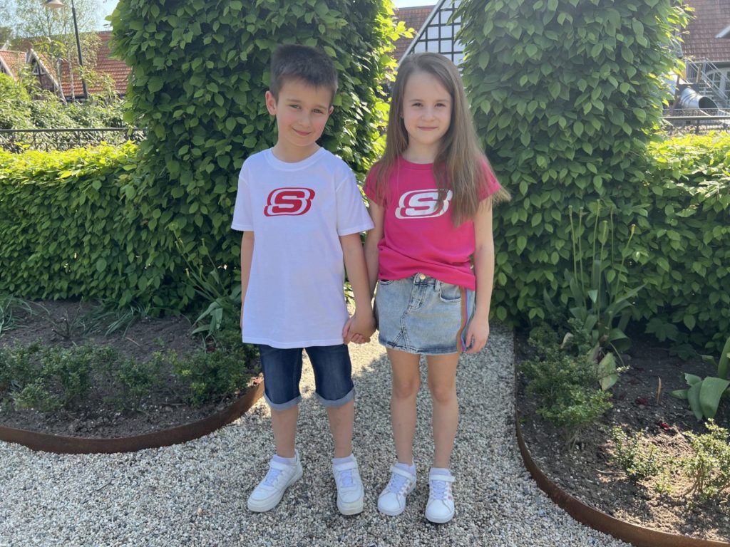 Zwei Kinder mit modischen Outfits