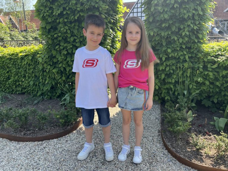 Zwei Kinder mit modischen Outfits