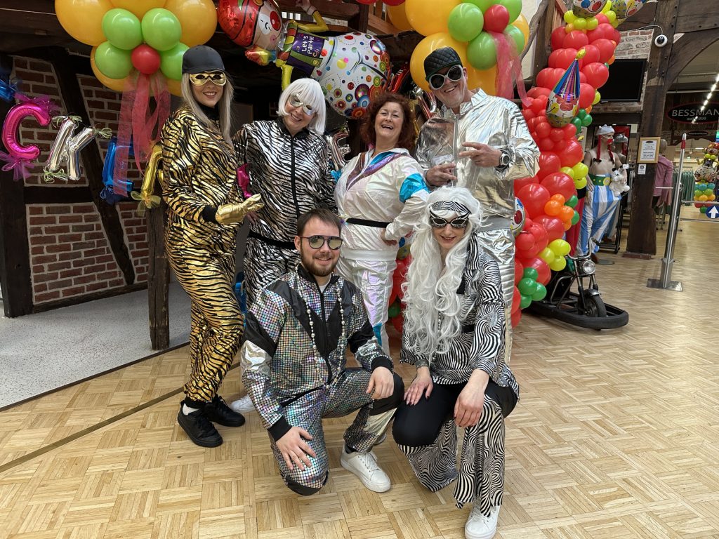 Gruppe mit Karnevalskostümen