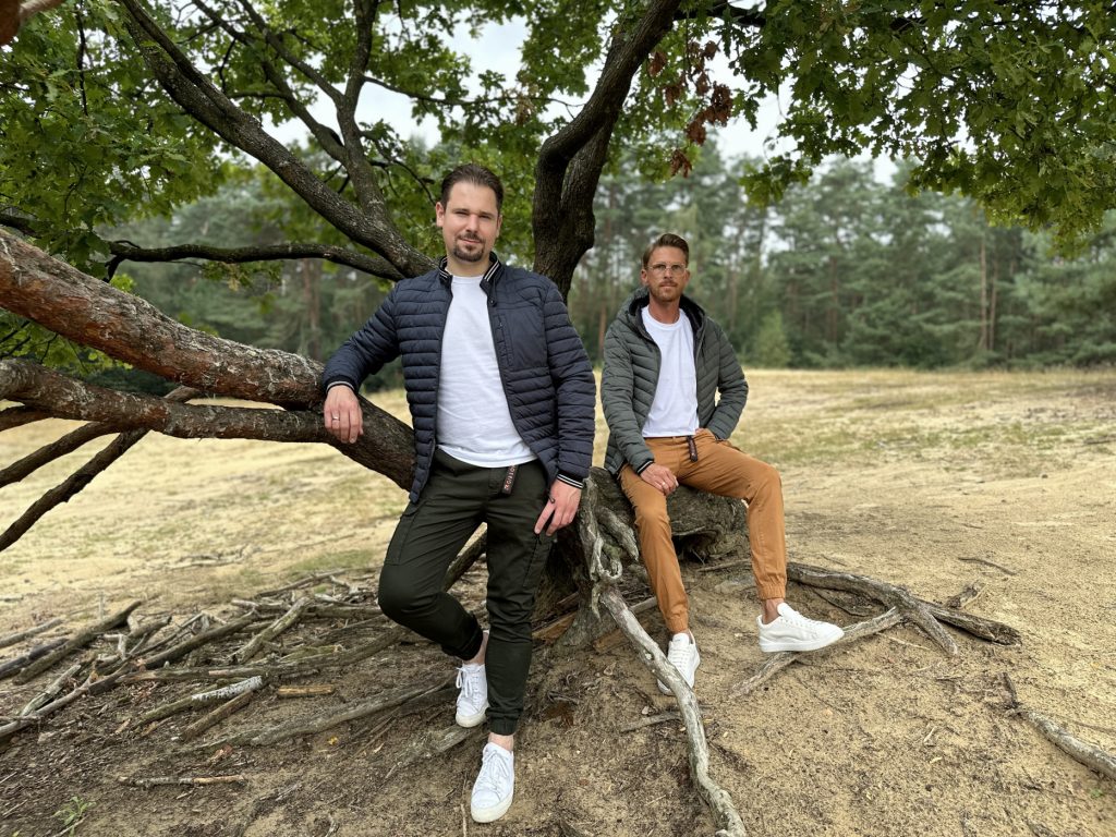 schicke leichte Herbstjacken für die Herren in blau und olive