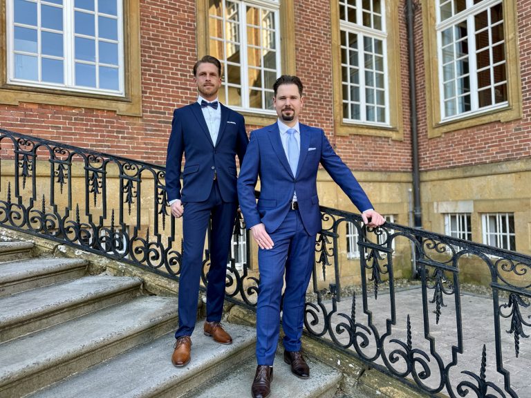 Anzüge in klassisch blauen Farbton